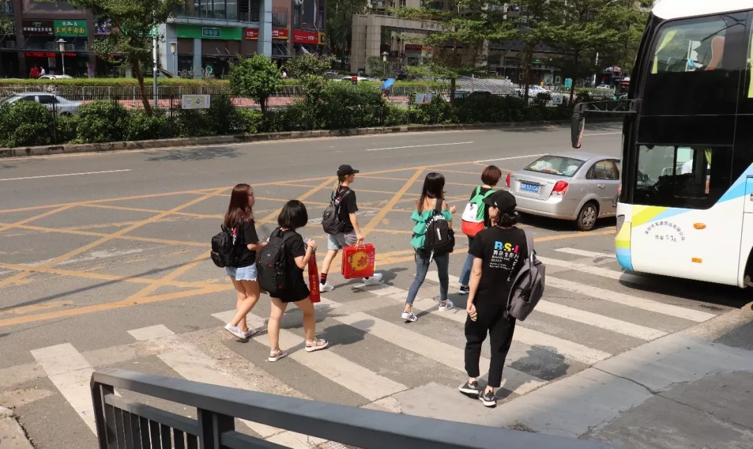 變色龍幼兒園設(shè)計(jì)中秋活動(dòng)