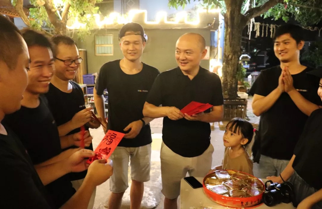 變色龍幼兒園設(shè)計(jì)中秋活動(dòng)
